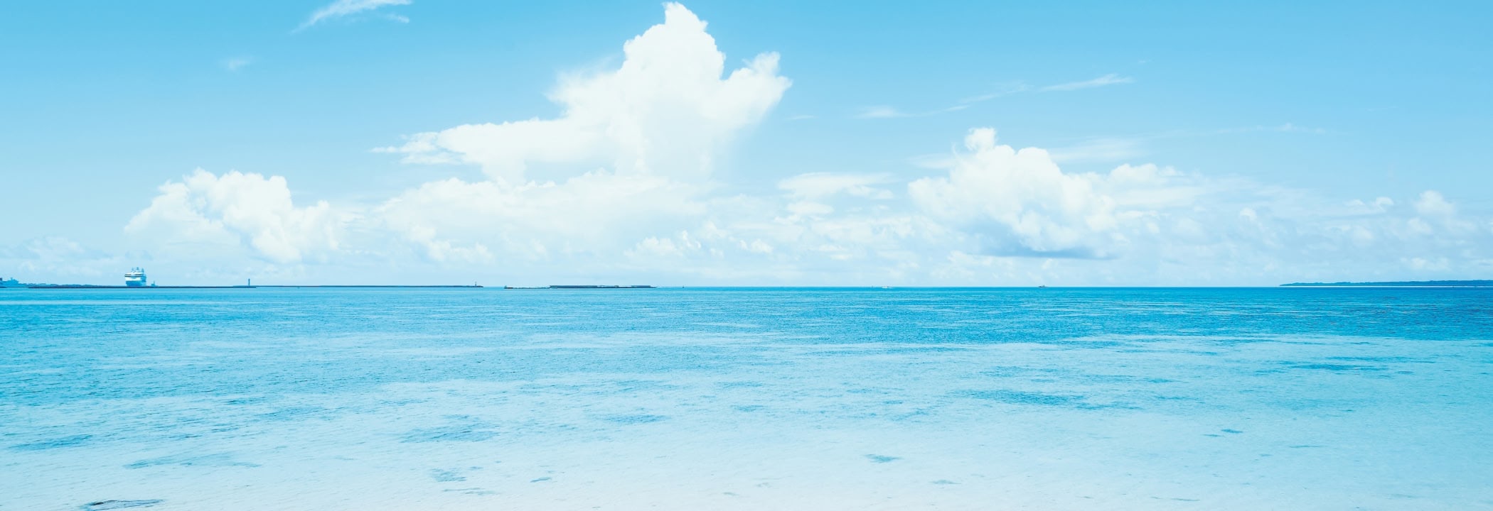 沖縄の美しい海と青空が広がるオーシャンビュー