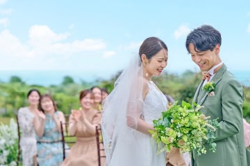 ガーデンチャペルで祝福を受ける新郎新婦のセレモニー