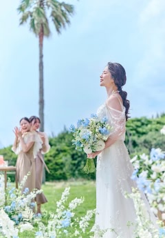 青空とヤシの木に包まれたガーデンウェディング