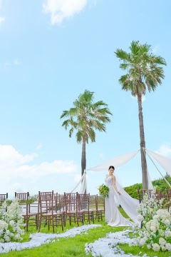 青空とヤシの木に囲まれたガーデンウェディング