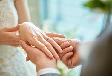 結婚指輪を交わすセレモニーのワンシーン