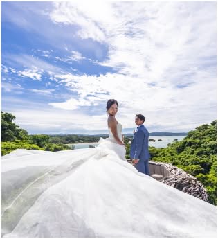 壮大な自然に囲まれたロケーションで撮影する新郎新婦